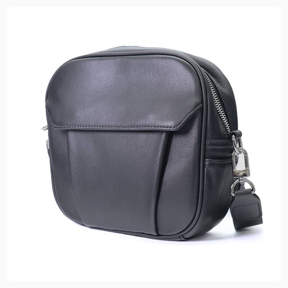 LOOF 2WAY本革ショルダーバッグ 肩掛け・斜め掛け・リュックにもなる本革バッグ [ブラック]