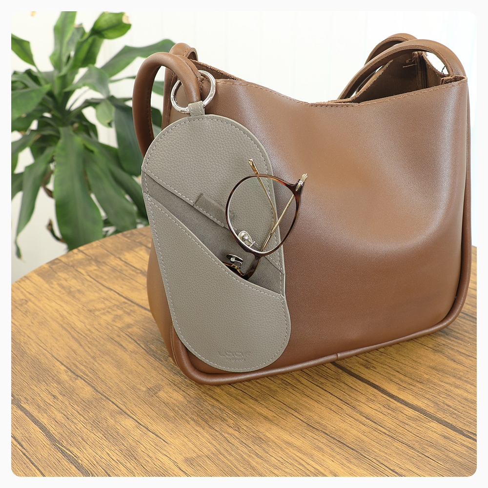 LOOF 本革スリムメガネケース 極薄メガネケース 薄型 薄い 薄型 メガネ ケース 眼鏡ケース メンズ レディース サングラス ケース 携帯 薄型 収納 おしゃれ カラビナ付き 持ち運び自在 傷防止 軽量 コンパクト ギフト プレゼント